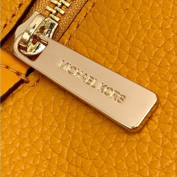 Michael Kors Medium
Tote Bag
Leather and DoubleZip
Wallet Set HONEYCOMB - Picture 11 of 14